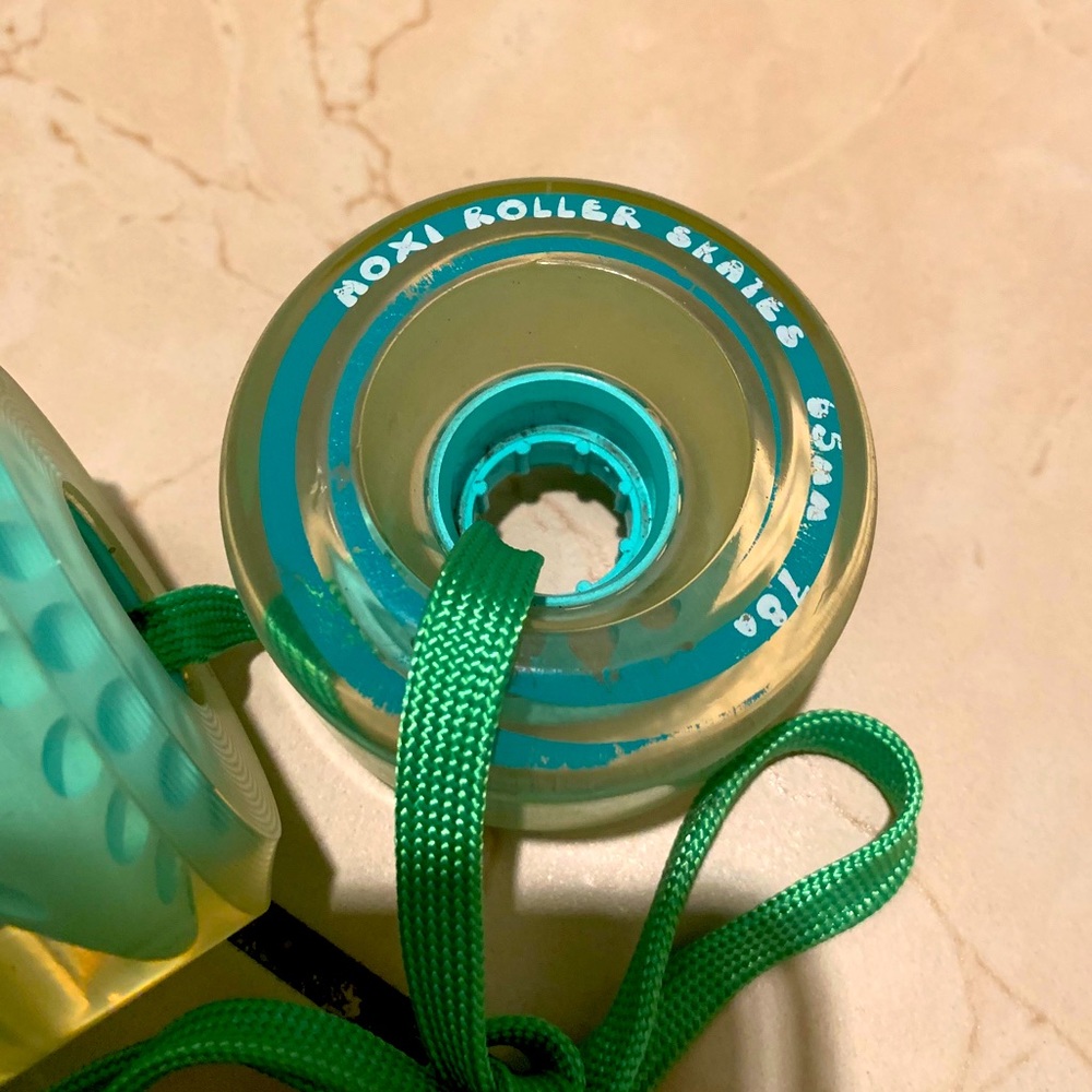 Moxi gummy wheels sea foam